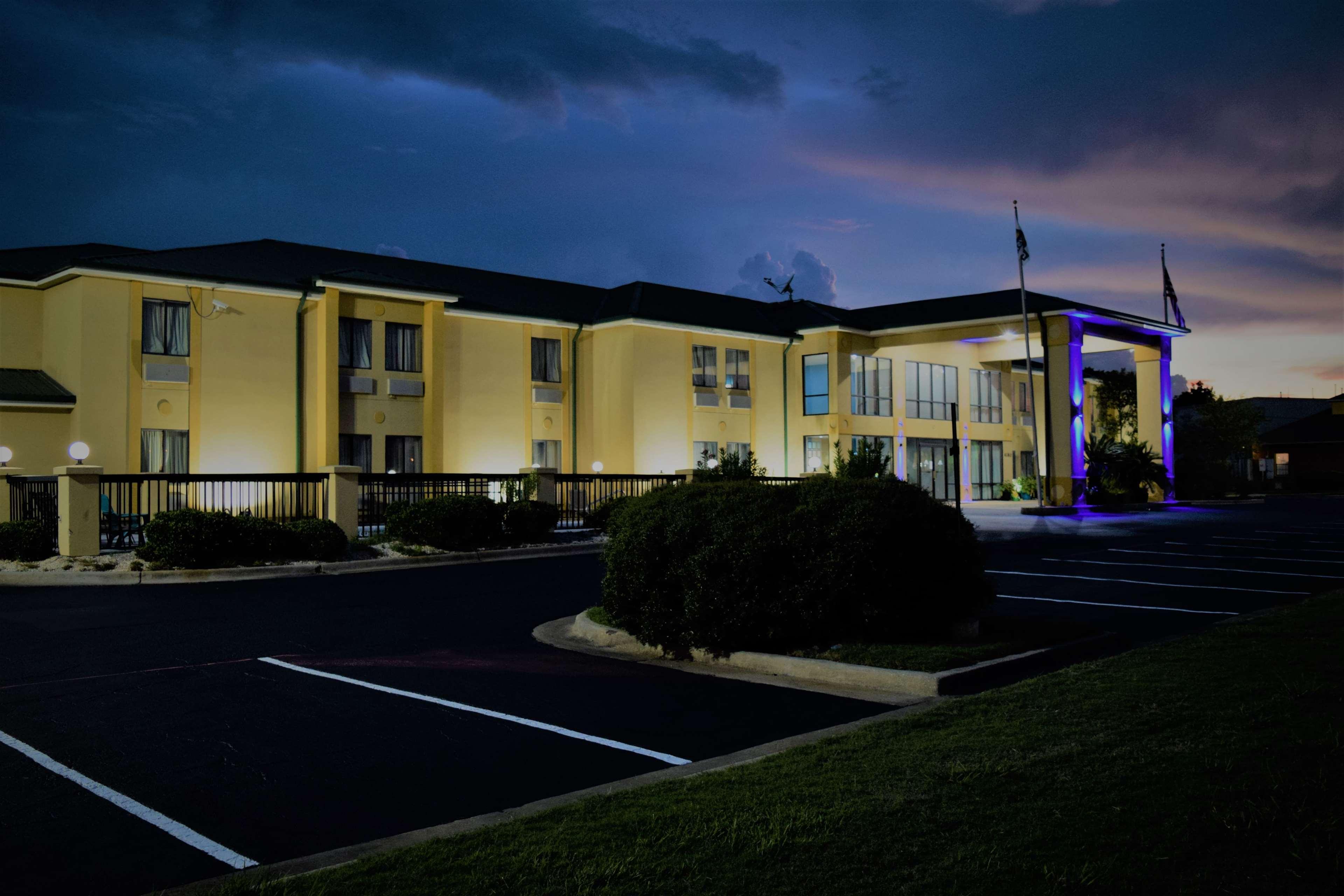 Days Inn By Wyndham Montgomery Zewnętrze zdjęcie