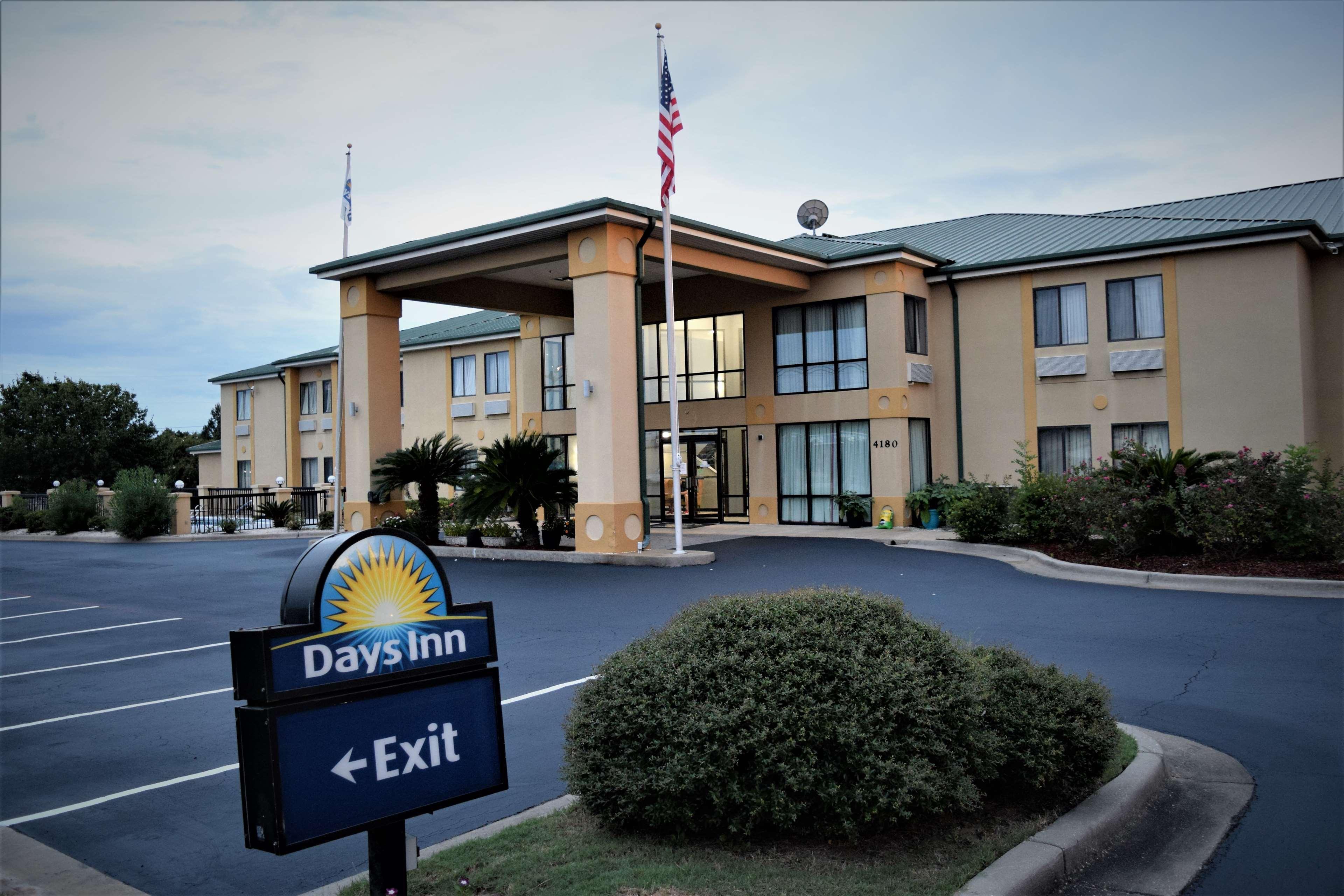 Days Inn By Wyndham Montgomery Zewnętrze zdjęcie